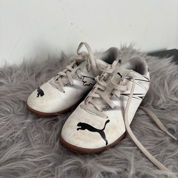 Soccer puma shoes -size 6 - Picture 1 of 4